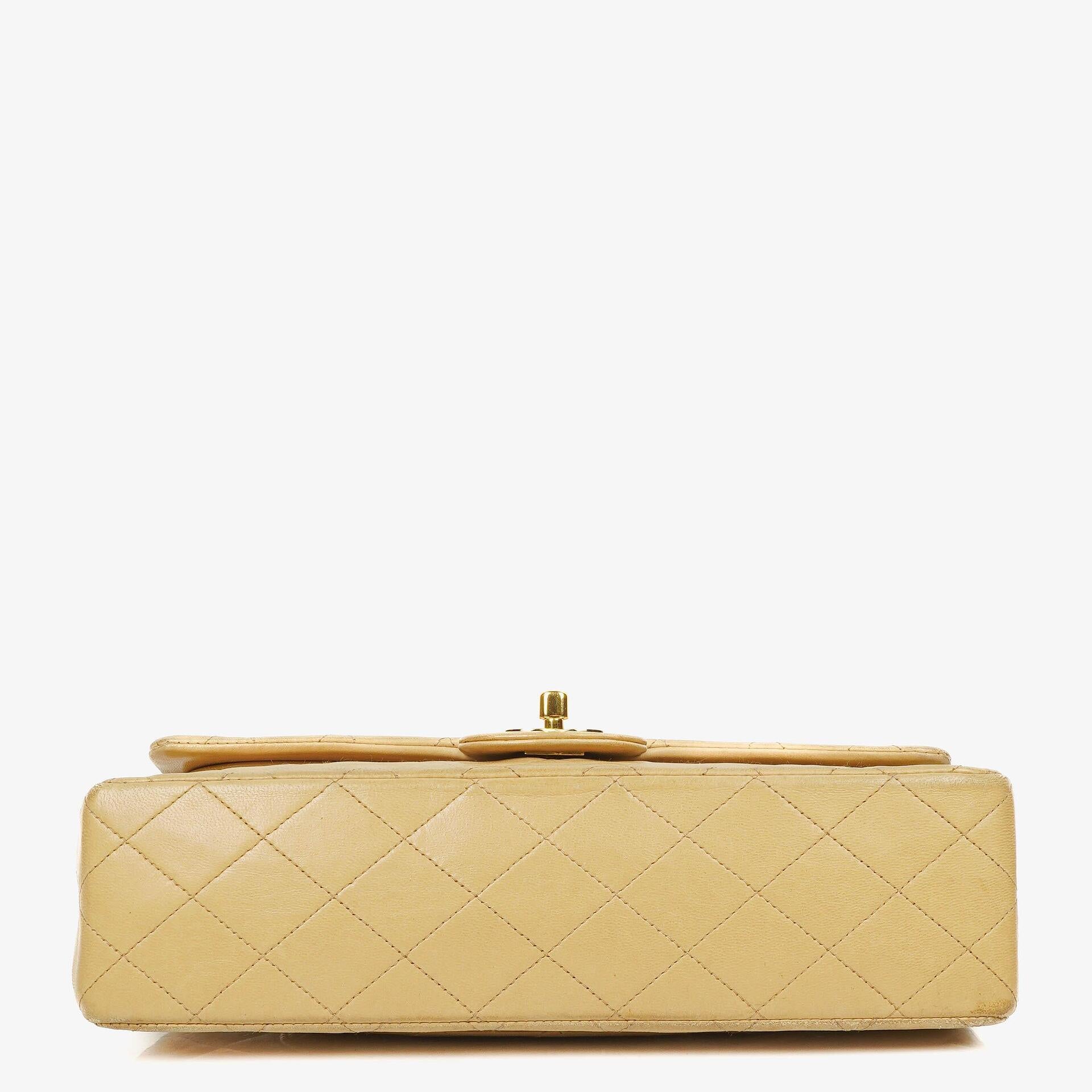 Chanel Timeless Classic Medium Double Flap Tasche aus beigem gestepptem Lammleder mit 24K-vergoldeter Hardware