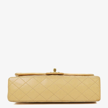 Chanel Timeless Classic Medium Double Flap Tasche aus beigem gestepptem Lammleder mit 24K-vergoldeter Hardware