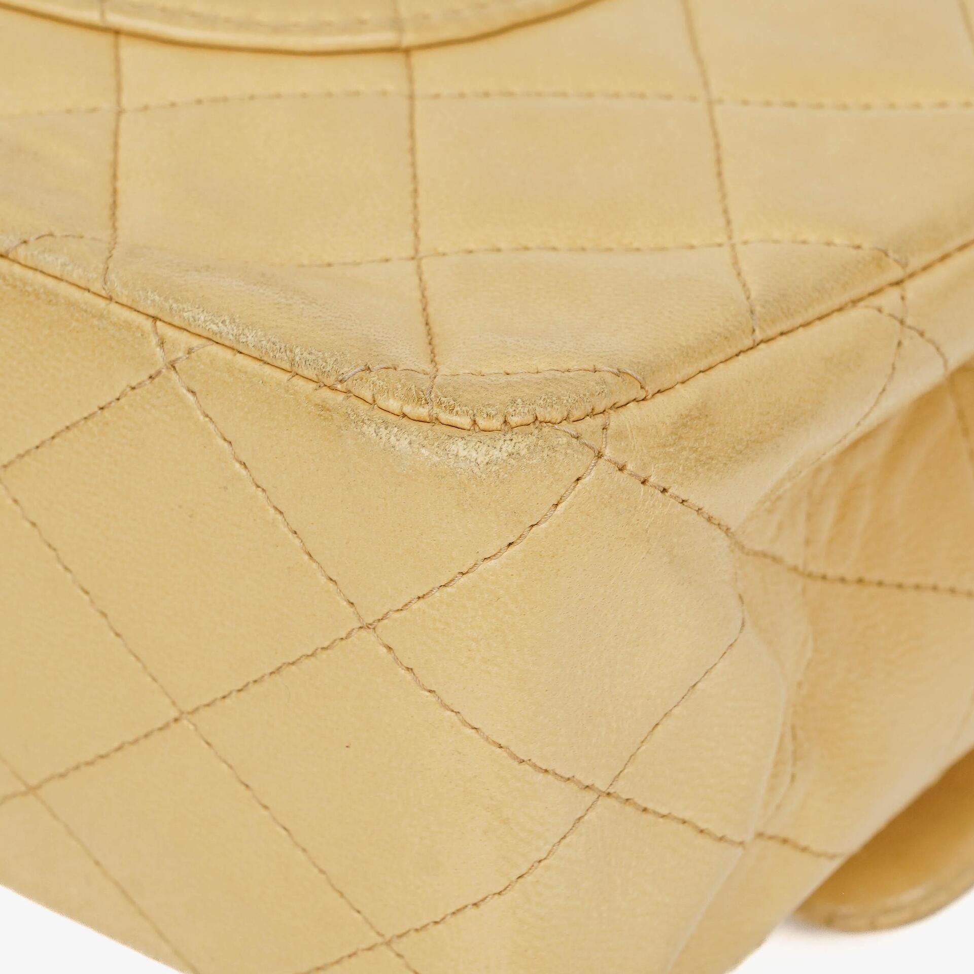 Chanel Timeless Classic Medium Double Flap Tasche aus beigem gestepptem Lammleder mit 24K-vergoldeter Hardware