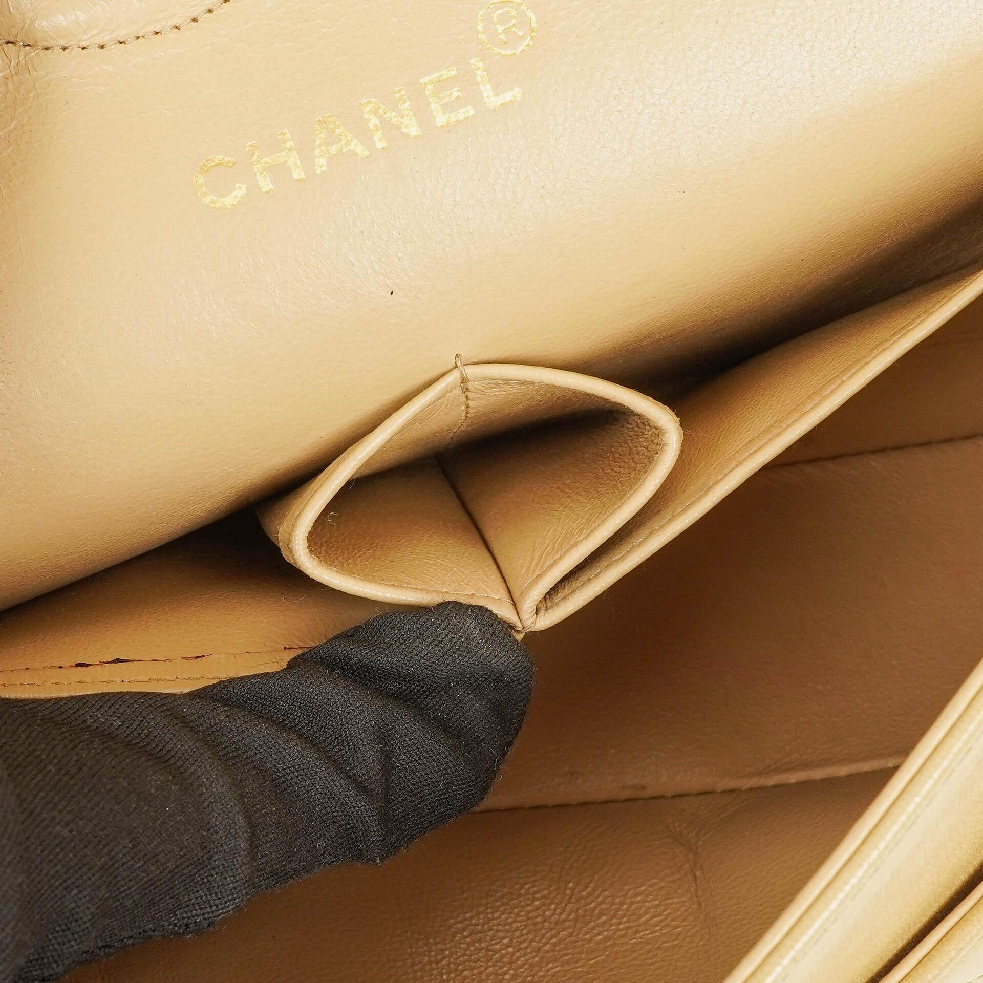 Chanel Timeless Classic Medium Double Flap Tasche aus beigem gestepptem Lammleder mit 24K-vergoldeter Hardware