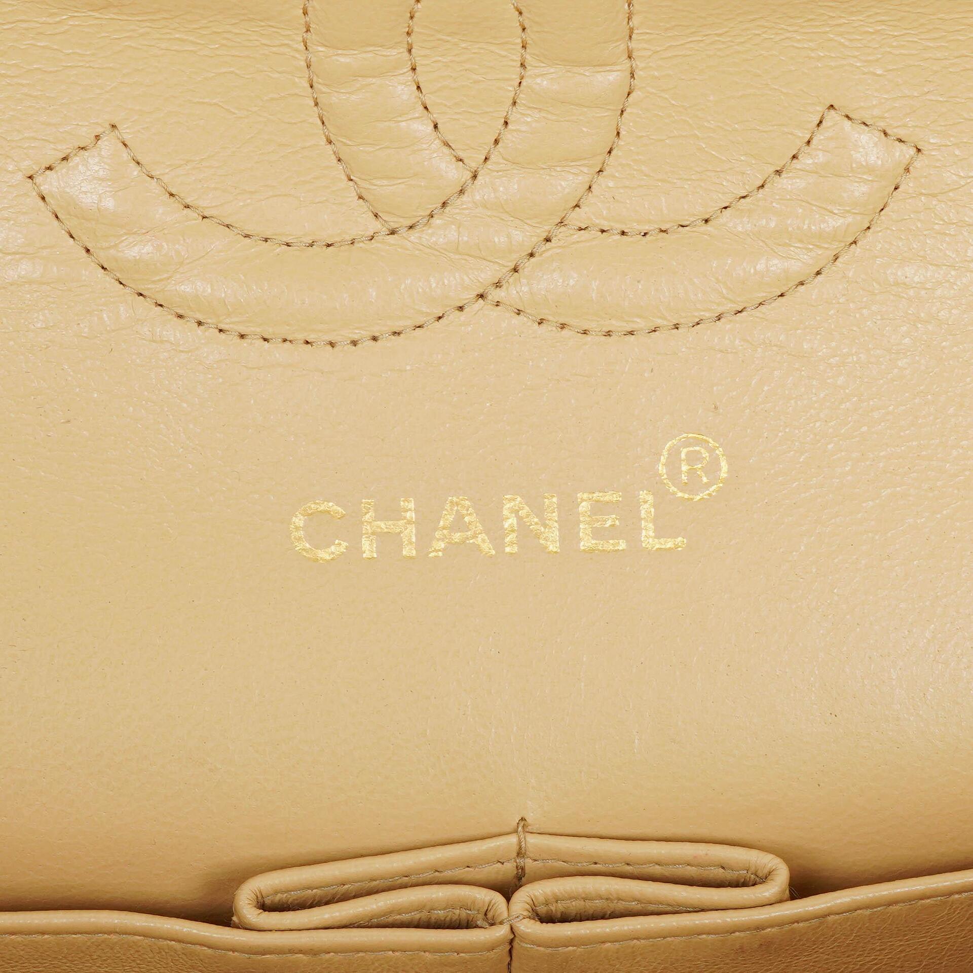 Chanel Timeless Classic Medium Double Flap Tasche aus beigem gestepptem Lammleder mit 24K-vergoldeter Hardware