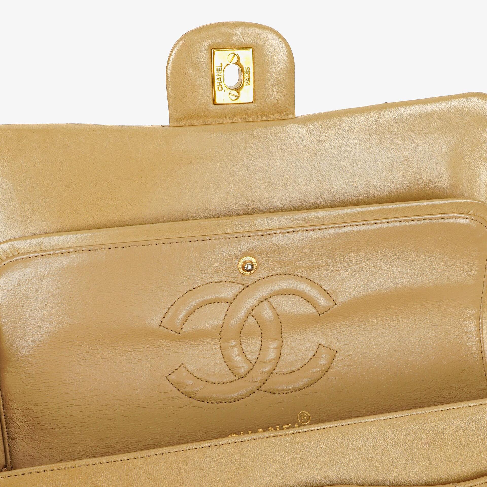 Chanel Timeless Classic Medium Double Flap Tasche aus beigem gestepptem Lammleder mit 24K-vergoldeter Hardware