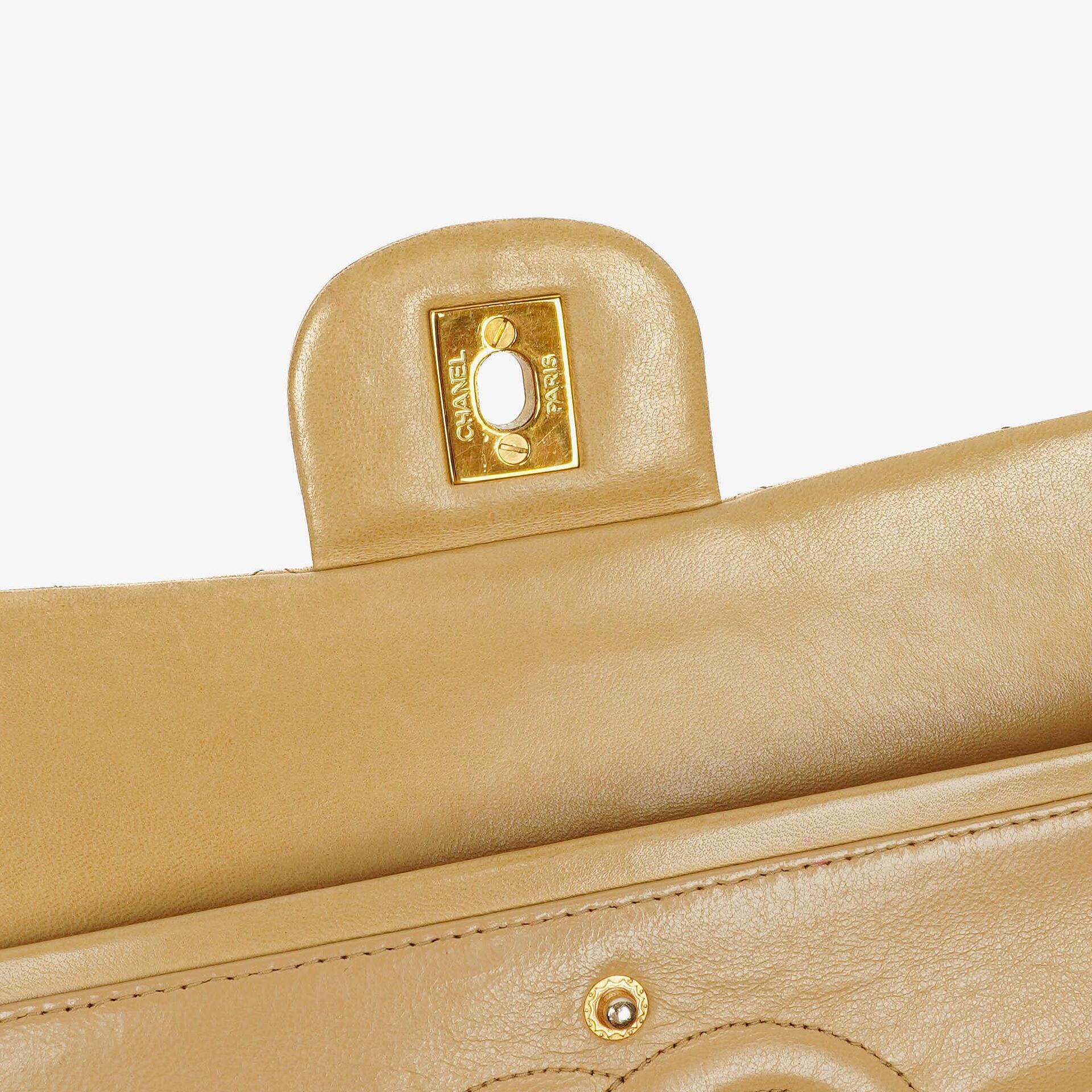 Chanel Timeless Classic Medium Double Flap Tasche aus beigem gestepptem Lammleder mit 24K-vergoldeter Hardware