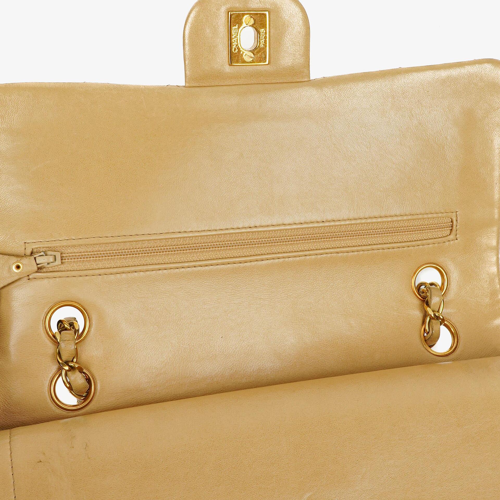 Chanel Timeless Classic Medium Double Flap Tasche aus beigem gestepptem Lammleder mit 24K-vergoldeter Hardware