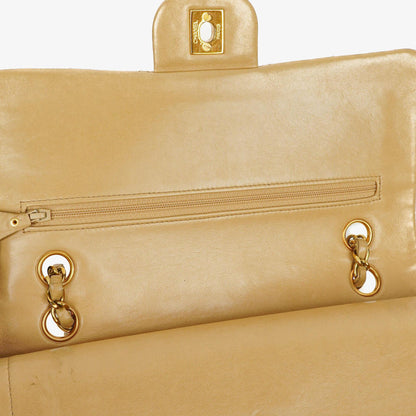 Chanel Timeless Classic Medium Double Flap Tasche aus beigem gestepptem Lammleder mit 24K-vergoldeter Hardware