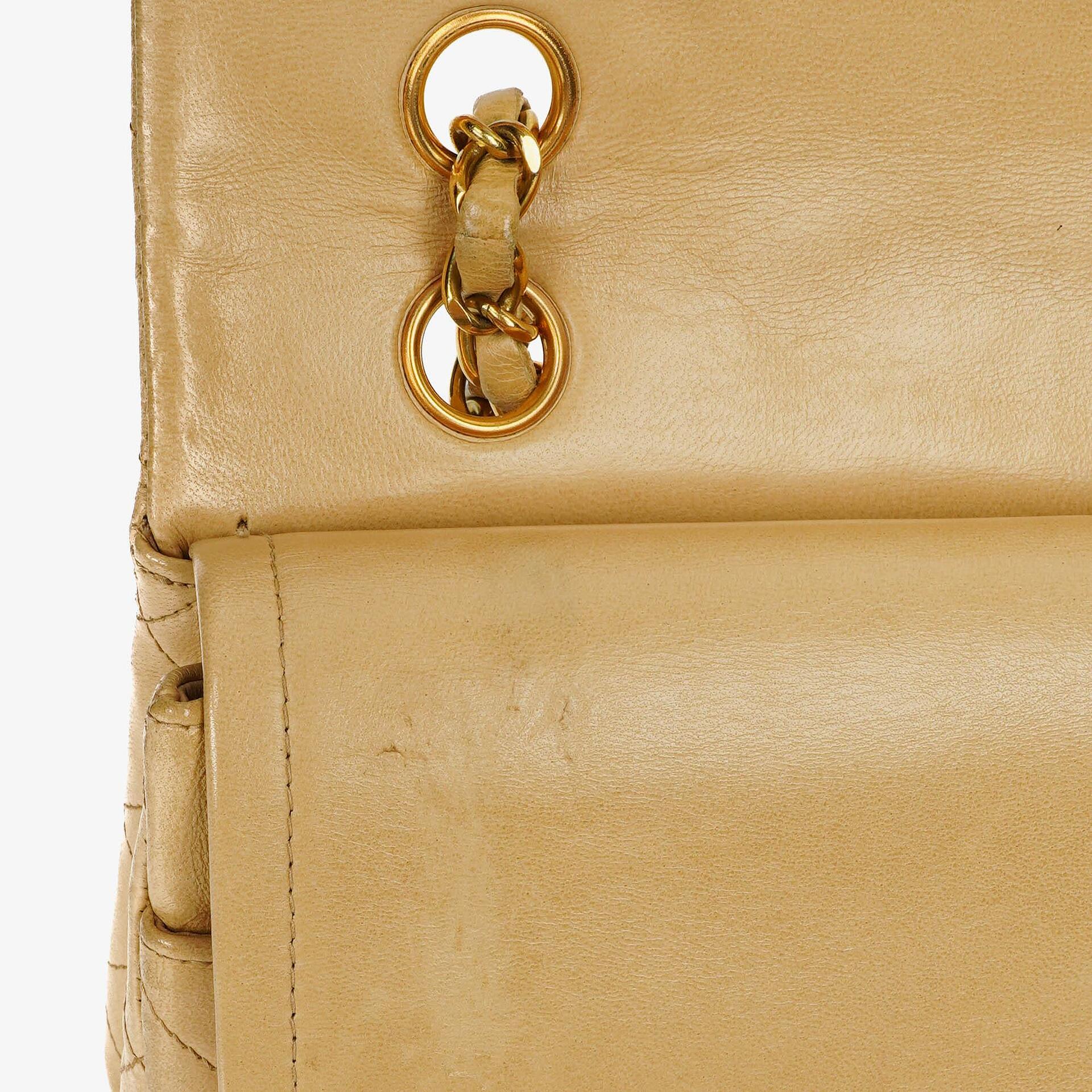 Chanel Timeless Classic Medium Double Flap Tasche aus beigem gestepptem Lammleder mit 24K-vergoldeter Hardware