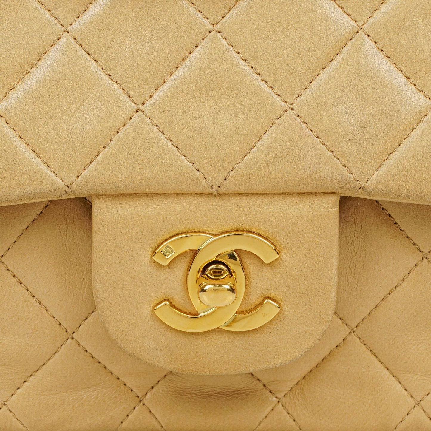 Chanel Timeless Classic Medium Double Flap Tasche aus beigem gestepptem Lammleder mit 24K-vergoldeter Hardware