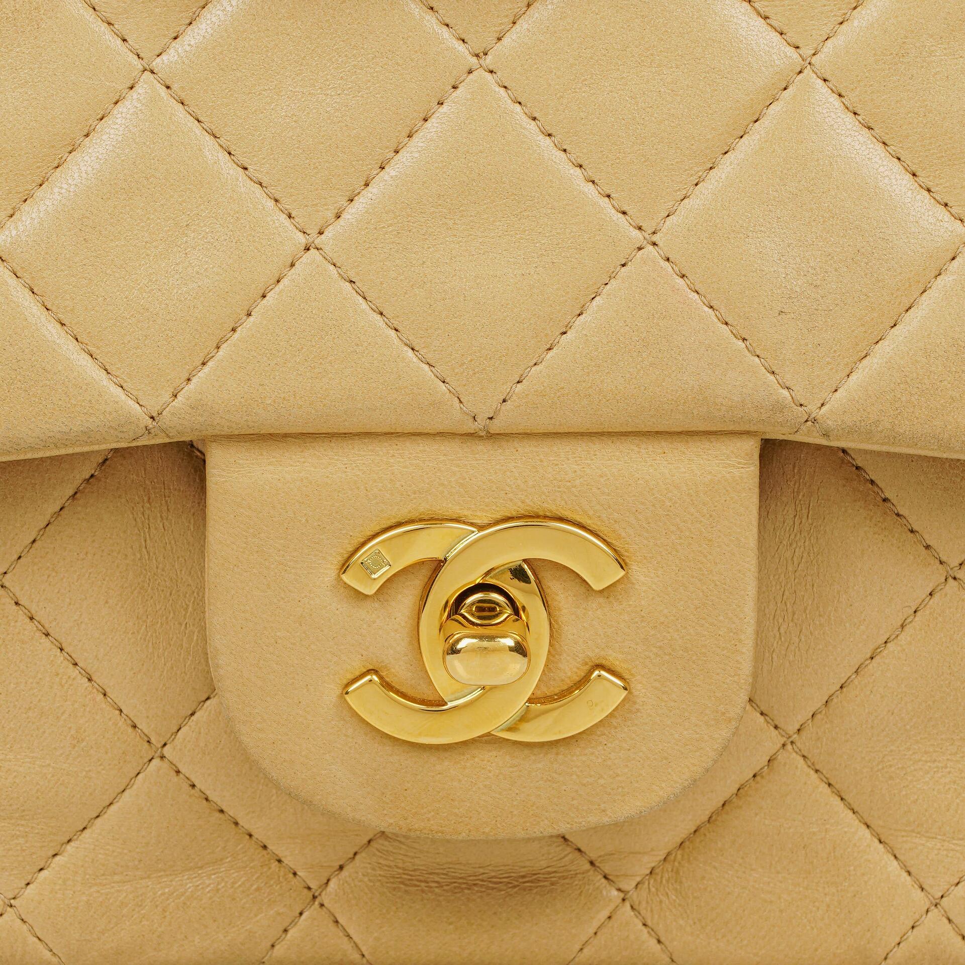 Chanel Timeless Classic Medium Double Flap Tasche aus beigem gestepptem Lammleder mit 24K-vergoldeter Hardware
