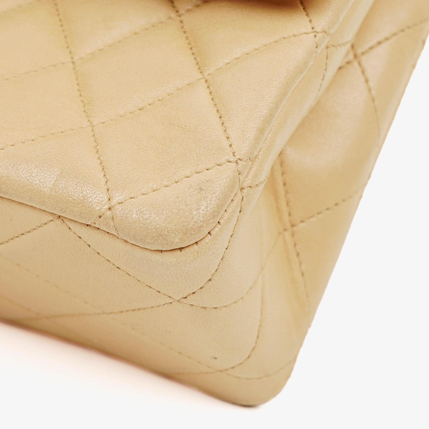 Chanel Timeless Classic Kleine Double Flap Tasche in Beige Stepp-Lammleder und 24K Vergoldeter Hardware