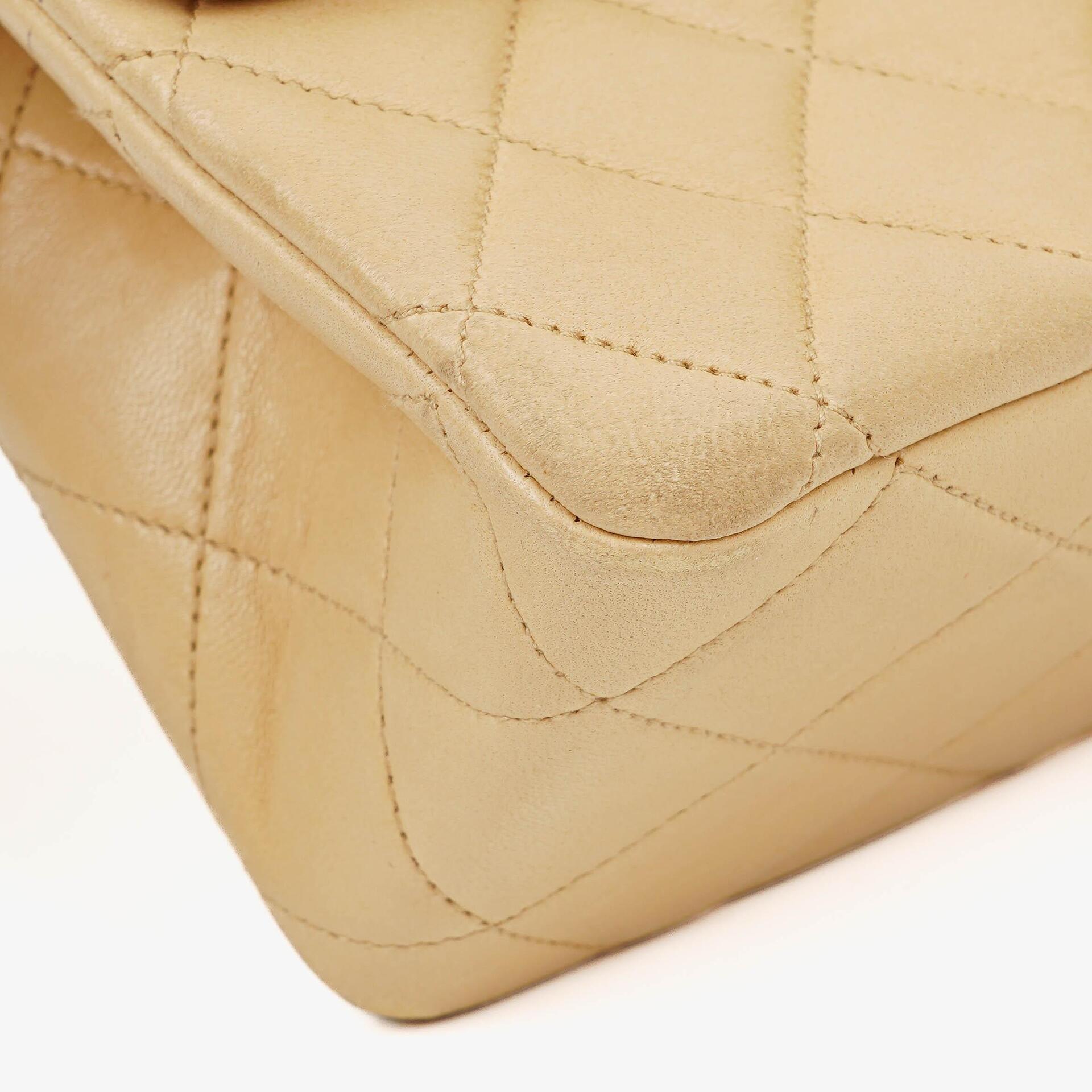 Chanel Timeless Classic Kleine Double Flap Tasche in Beige Stepp-Lammleder und 24K Vergoldeter Hardware