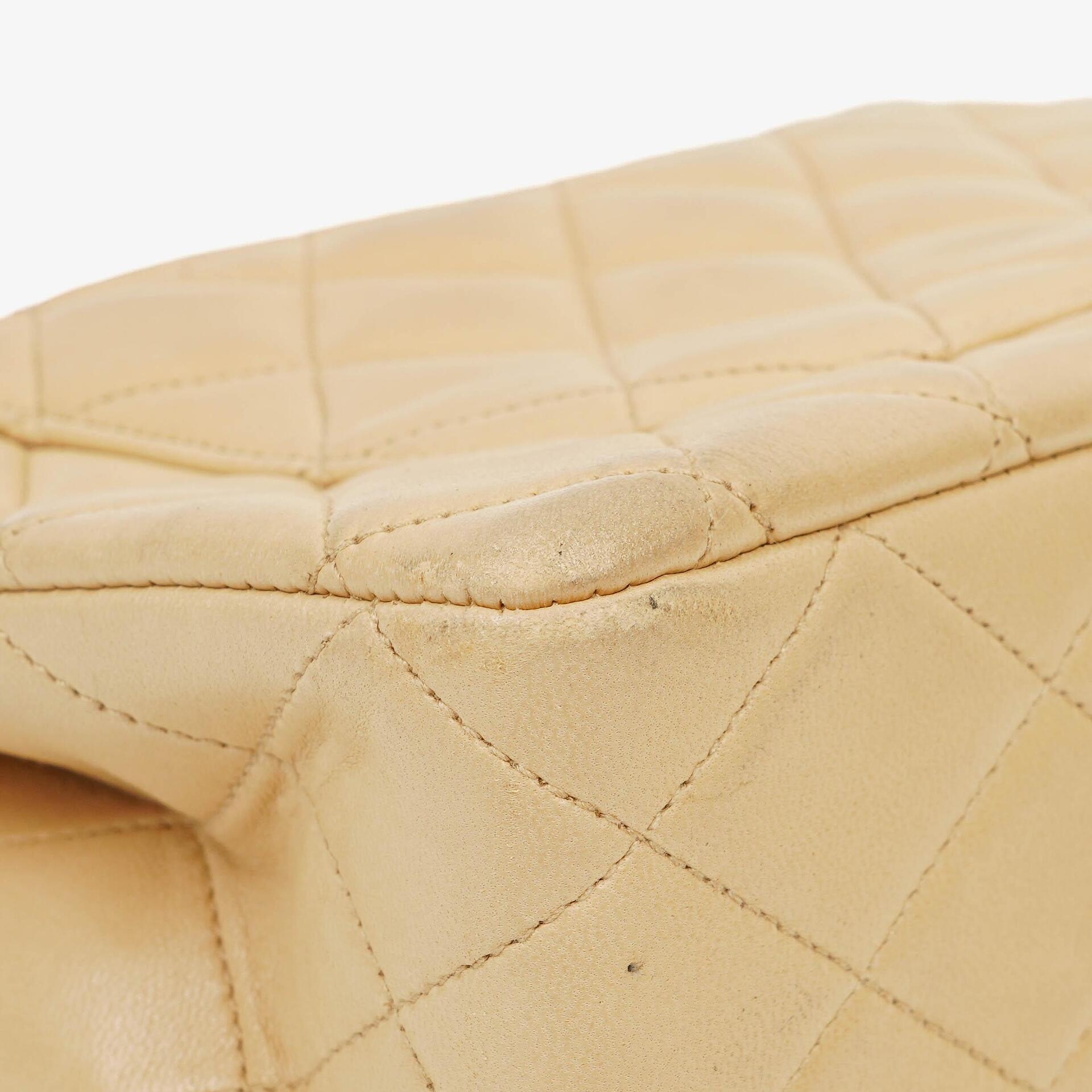 Chanel Timeless Classic Kleine Double Flap Tasche in Beige Stepp-Lammleder und 24K Vergoldeter Hardware