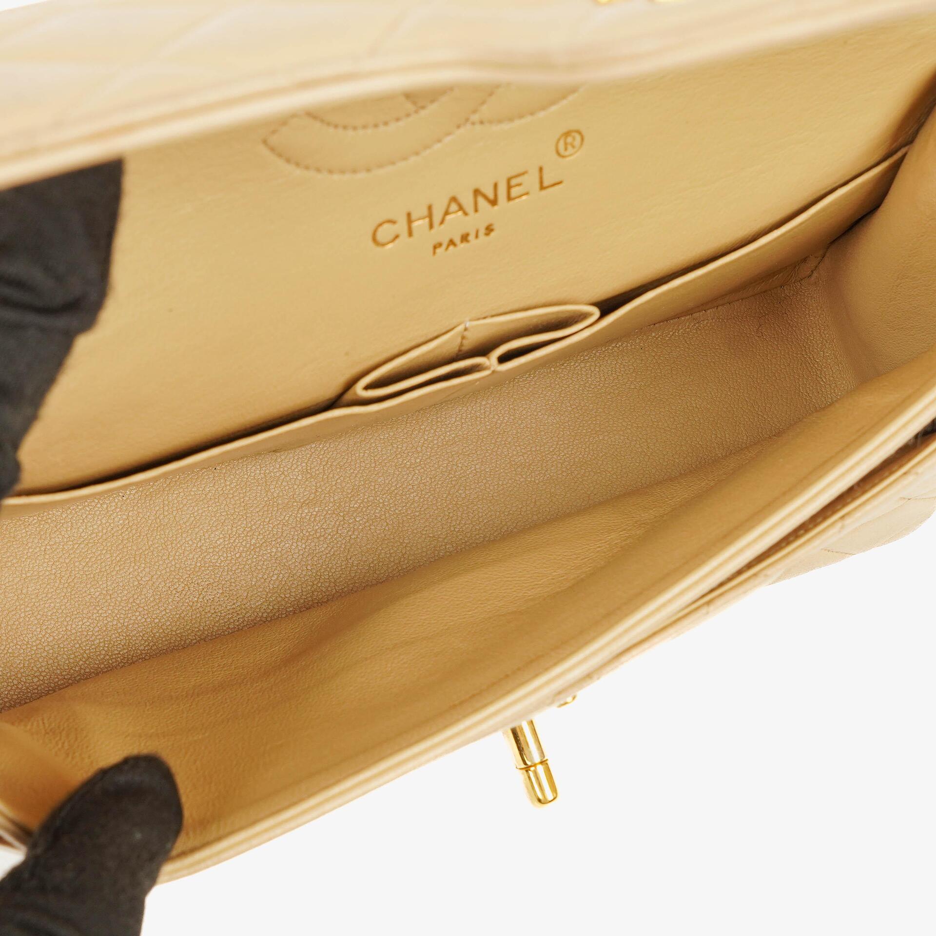 Chanel Timeless Classic Kleine Double Flap Tasche in Beige Stepp-Lammleder und 24K Vergoldeter Hardware