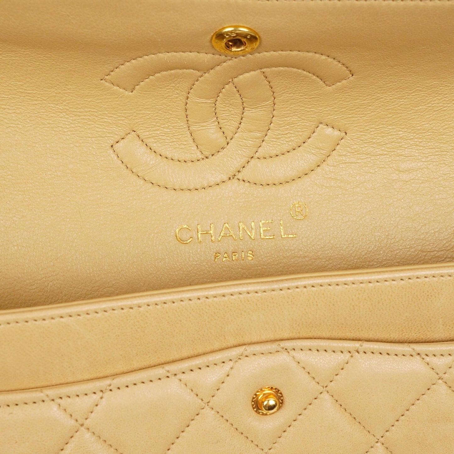 Chanel Timeless Classic Kleine Double Flap Tasche in Beige Stepp-Lammleder und 24K Vergoldeter Hardware