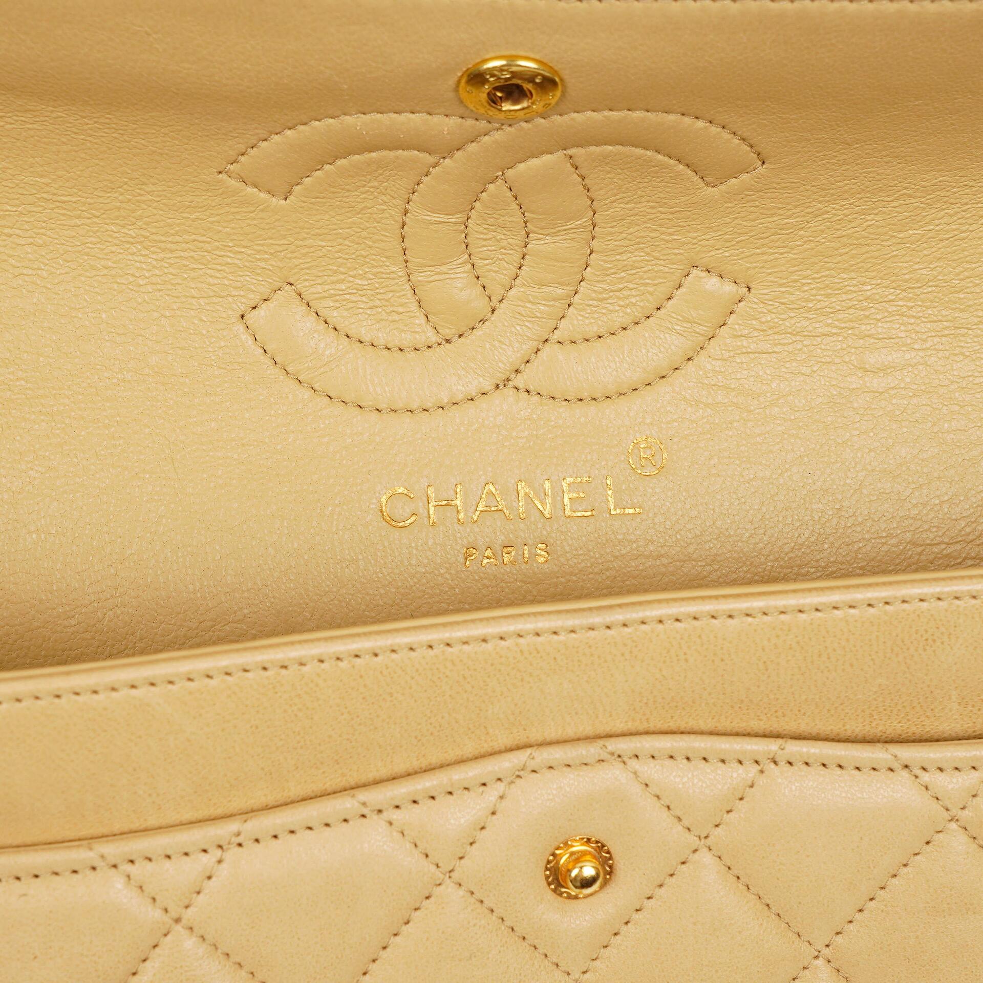Chanel Timeless Classic Kleine Double Flap Tasche in Beige Stepp-Lammleder und 24K Vergoldeter Hardware