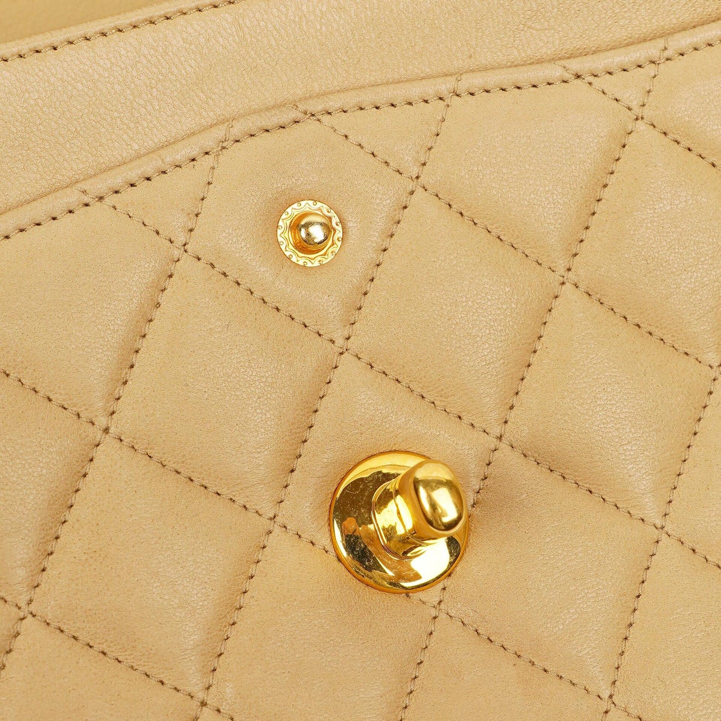 Chanel Timeless Classic Kleine Double Flap Tasche in Beige Stepp-Lammleder und 24K Vergoldeter Hardware