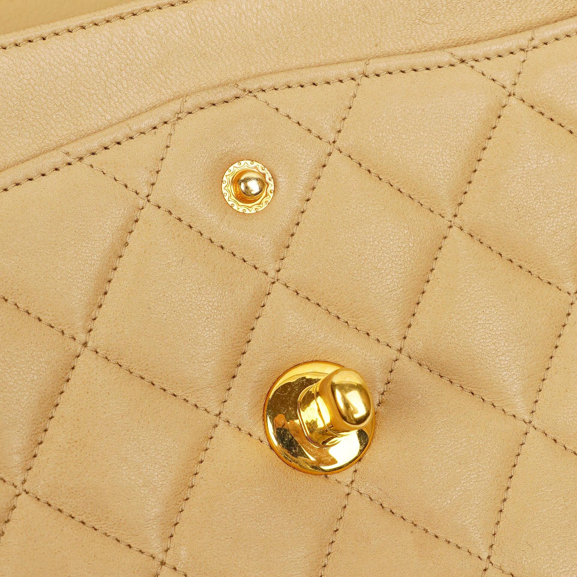 Chanel Timeless Classic Kleine Double Flap Tasche in Beige Stepp-Lammleder und 24K Vergoldeter Hardware