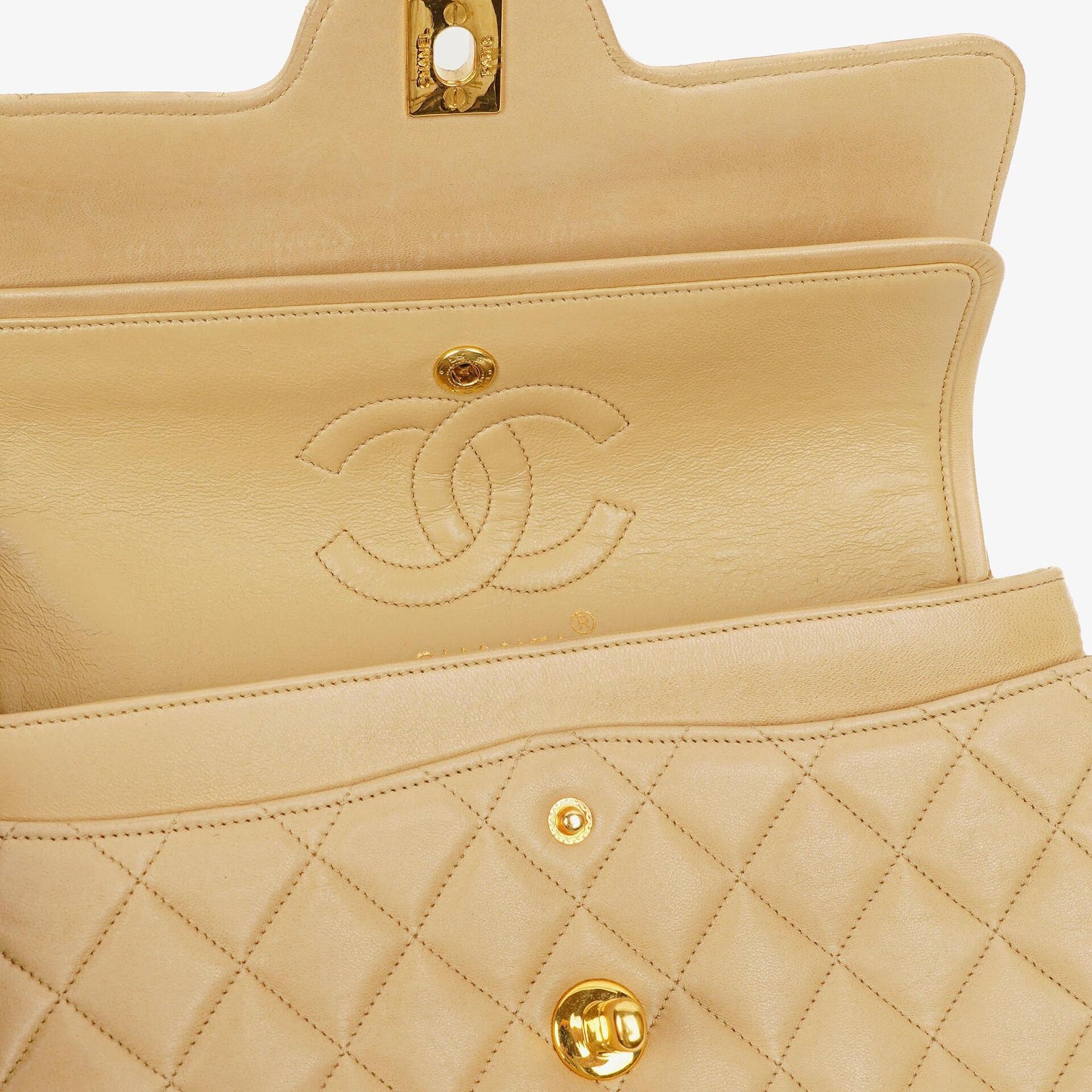 Chanel Timeless Classic Kleine Double Flap Tasche in Beige Stepp-Lammleder und 24K Vergoldeter Hardware