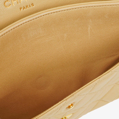 Chanel Timeless Classic Kleine Double Flap Tasche in Beige Stepp-Lammleder und 24K Vergoldeter Hardware