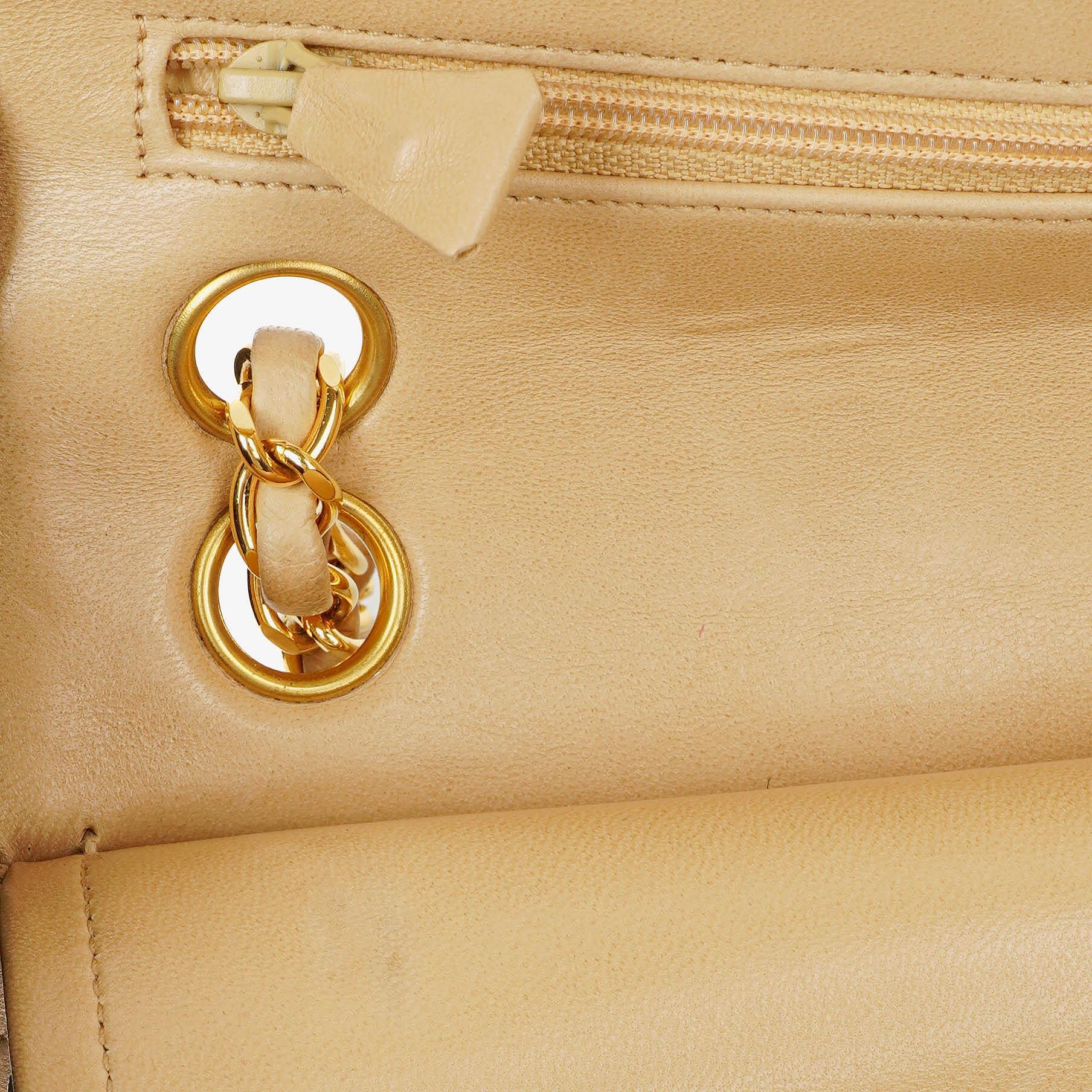 Chanel Timeless Classic Kleine Double Flap Tasche in Beige Stepp-Lammleder und 24K Vergoldeter Hardware