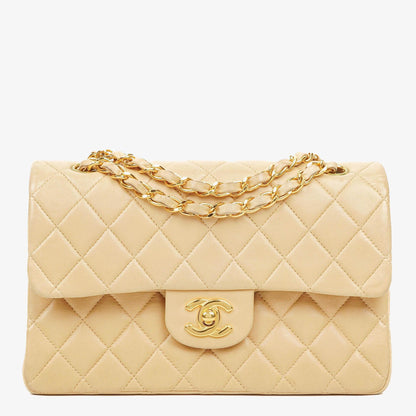 Chanel Timeless Classic Small Double Flap Tasche aus beigem gestepptem Lammleder mit 24K vergoldeten Beschlägen
