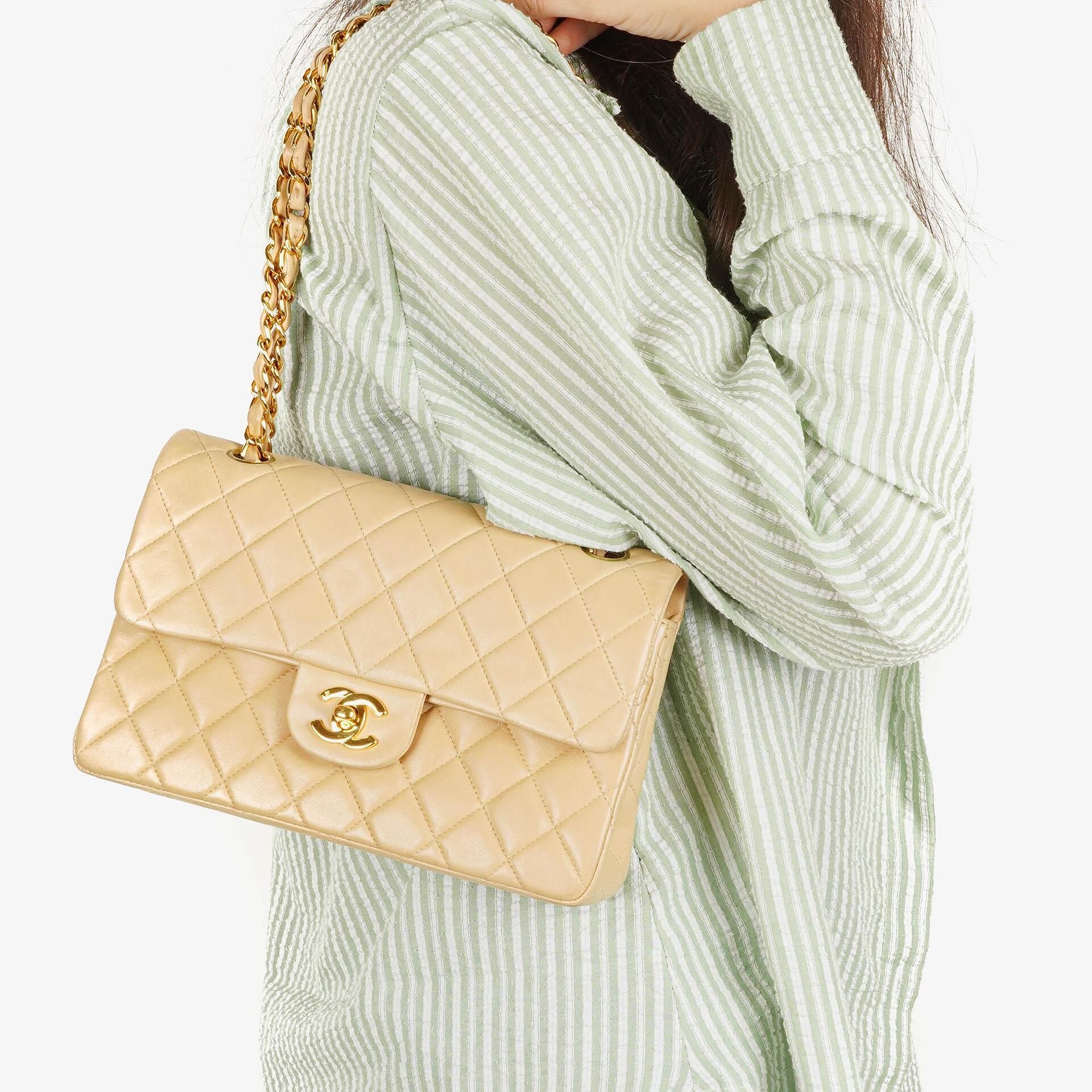 Chanel Timeless Classic Small Double Flap Tasche aus beigem gestepptem Lammleder mit 24K vergoldeten Beschlägen