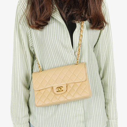 Chanel Timeless Classic Small Double Flap Tasche aus beigem gestepptem Lammleder mit 24K vergoldeten Beschlägen