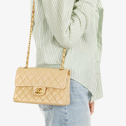 Chanel Timeless Classic Small Double Flap Tasche aus beigem gestepptem Lammleder mit 24K vergoldeten Beschlägen