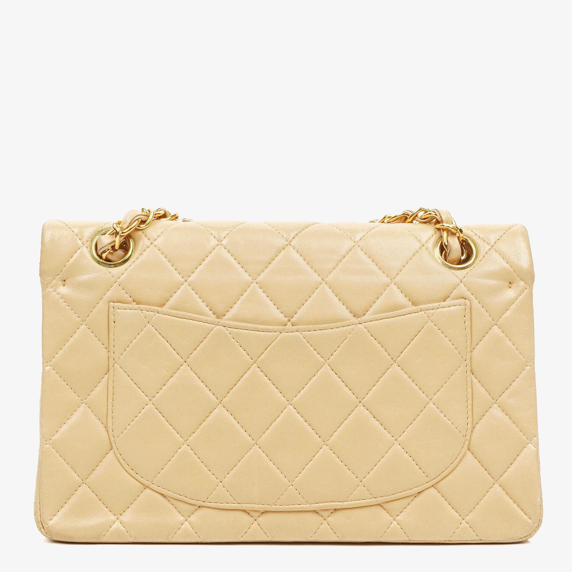 Chanel Timeless Classic Small Double Flap Tasche aus beigem gestepptem Lammleder mit 24K vergoldeten Beschlägen