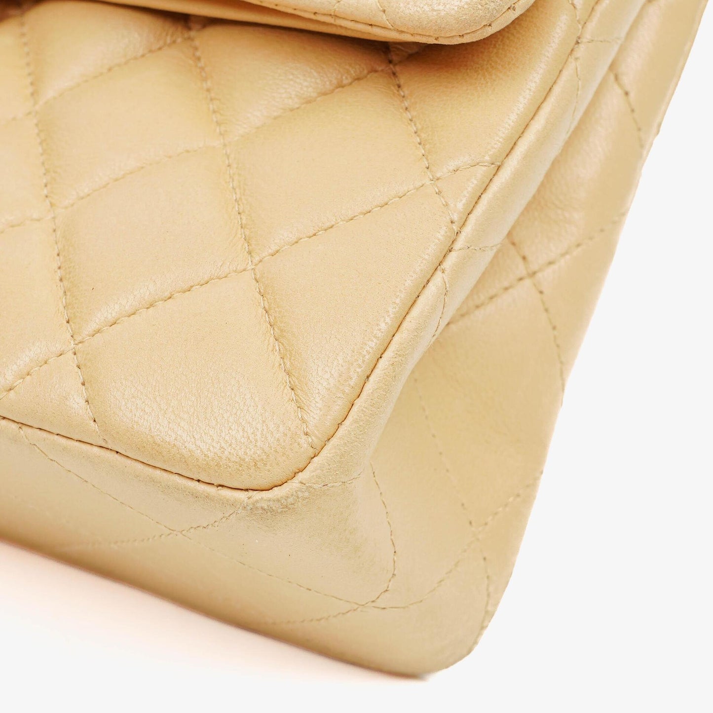 Chanel Timeless Classic Small Double Flap Tasche aus beigem gestepptem Lammleder mit 24K vergoldeten Beschlägen