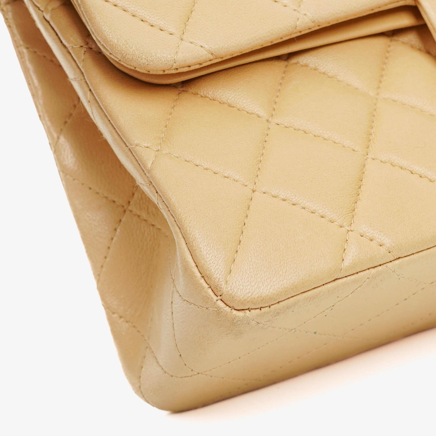 Chanel Timeless Classic Small Double Flap Tasche aus beigem gestepptem Lammleder mit 24K vergoldeten Beschlägen