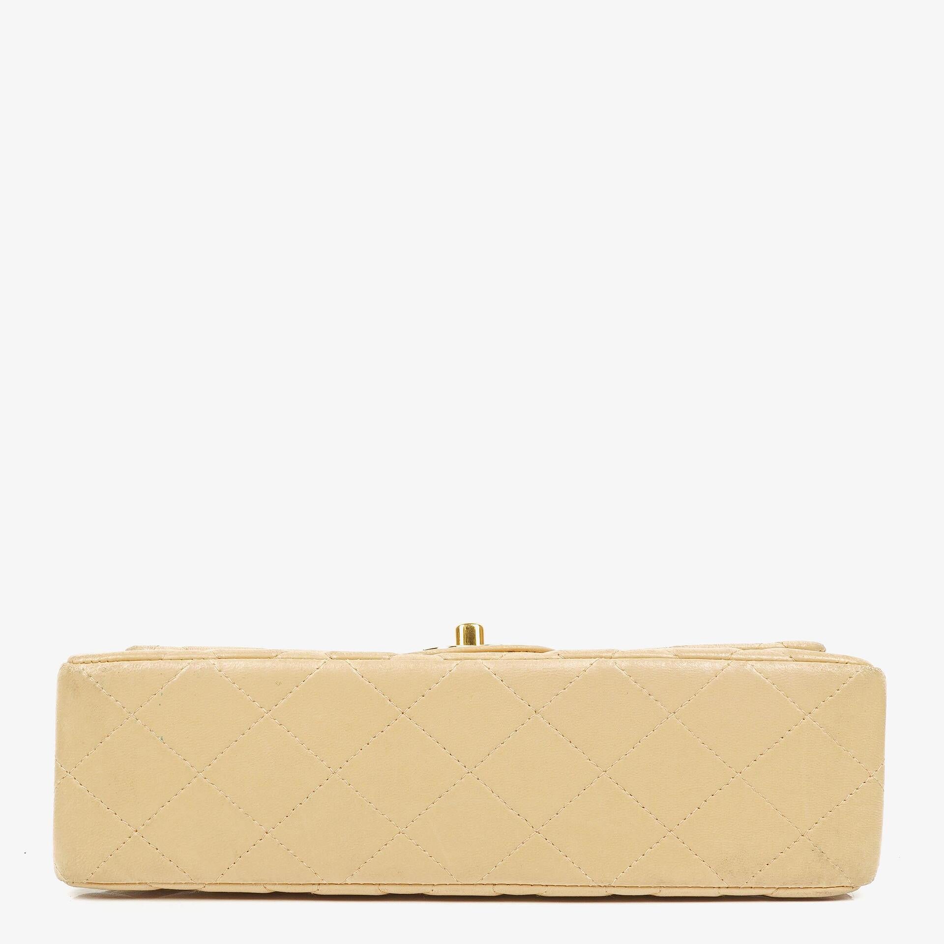 Chanel Timeless Classic Small Double Flap Tasche aus beigem gestepptem Lammleder mit 24K vergoldeten Beschlägen