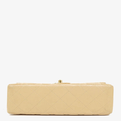 Chanel Timeless Classic Small Double Flap Tasche aus beigem gestepptem Lammleder mit 24K vergoldeten Beschlägen