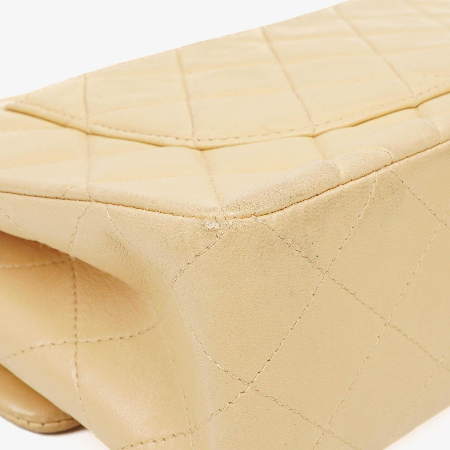 Chanel Timeless Classic Small Double Flap Tasche aus beigem gestepptem Lammleder mit 24K vergoldeten Beschlägen