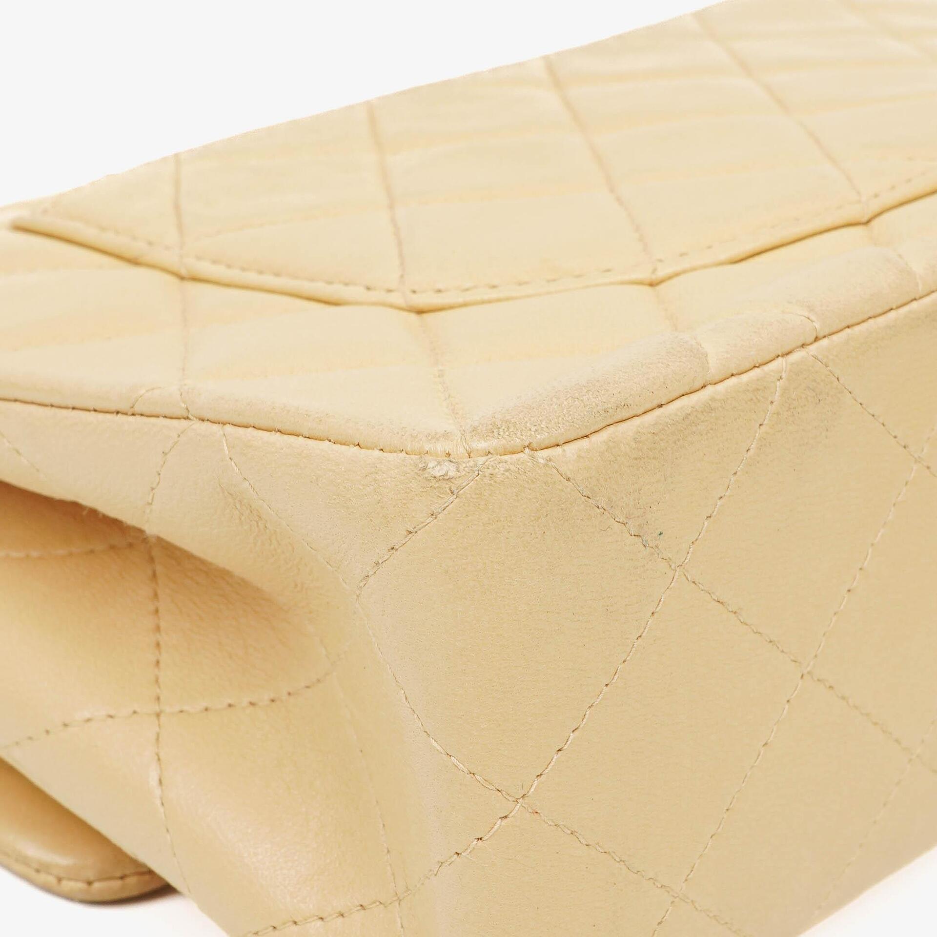 Chanel Timeless Classic Small Double Flap Tasche aus beigem gestepptem Lammleder mit 24K vergoldeten Beschlägen