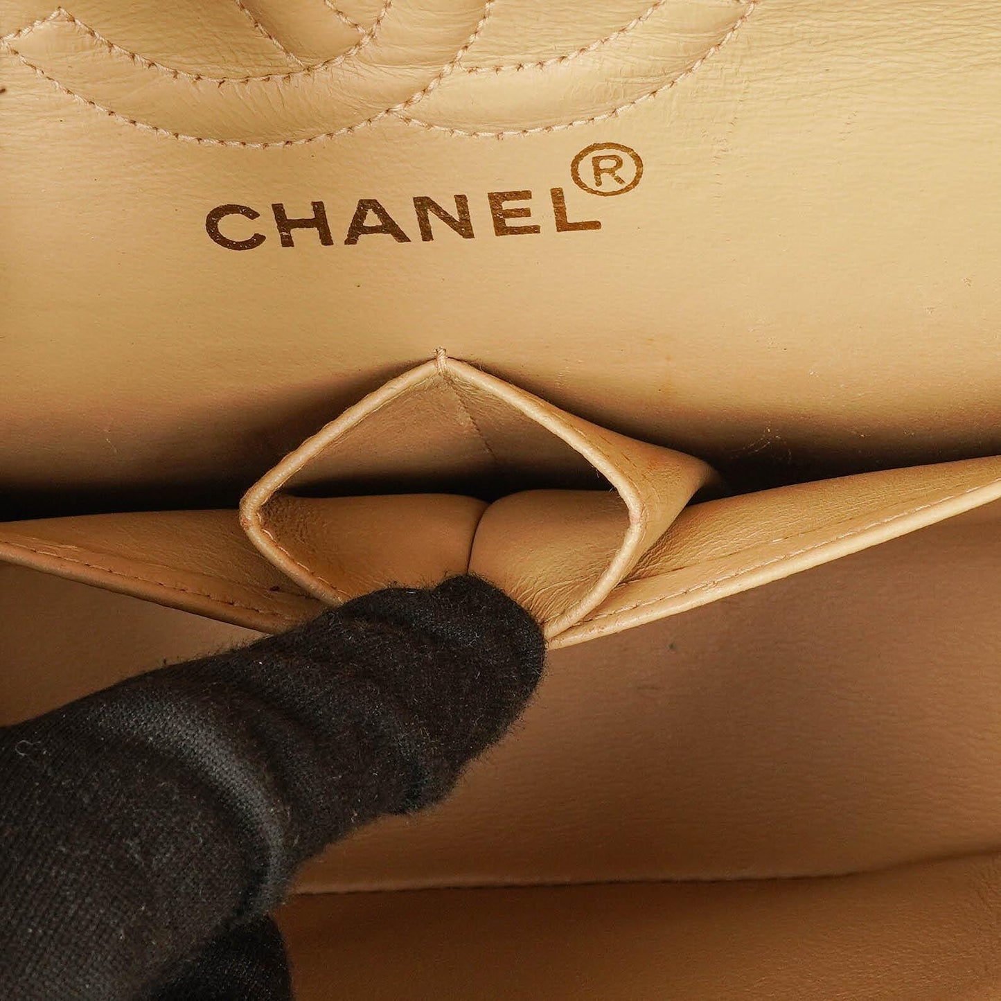Chanel Timeless Classic Small Double Flap Tasche aus beigem gestepptem Lammleder mit 24K vergoldeten Beschlägen