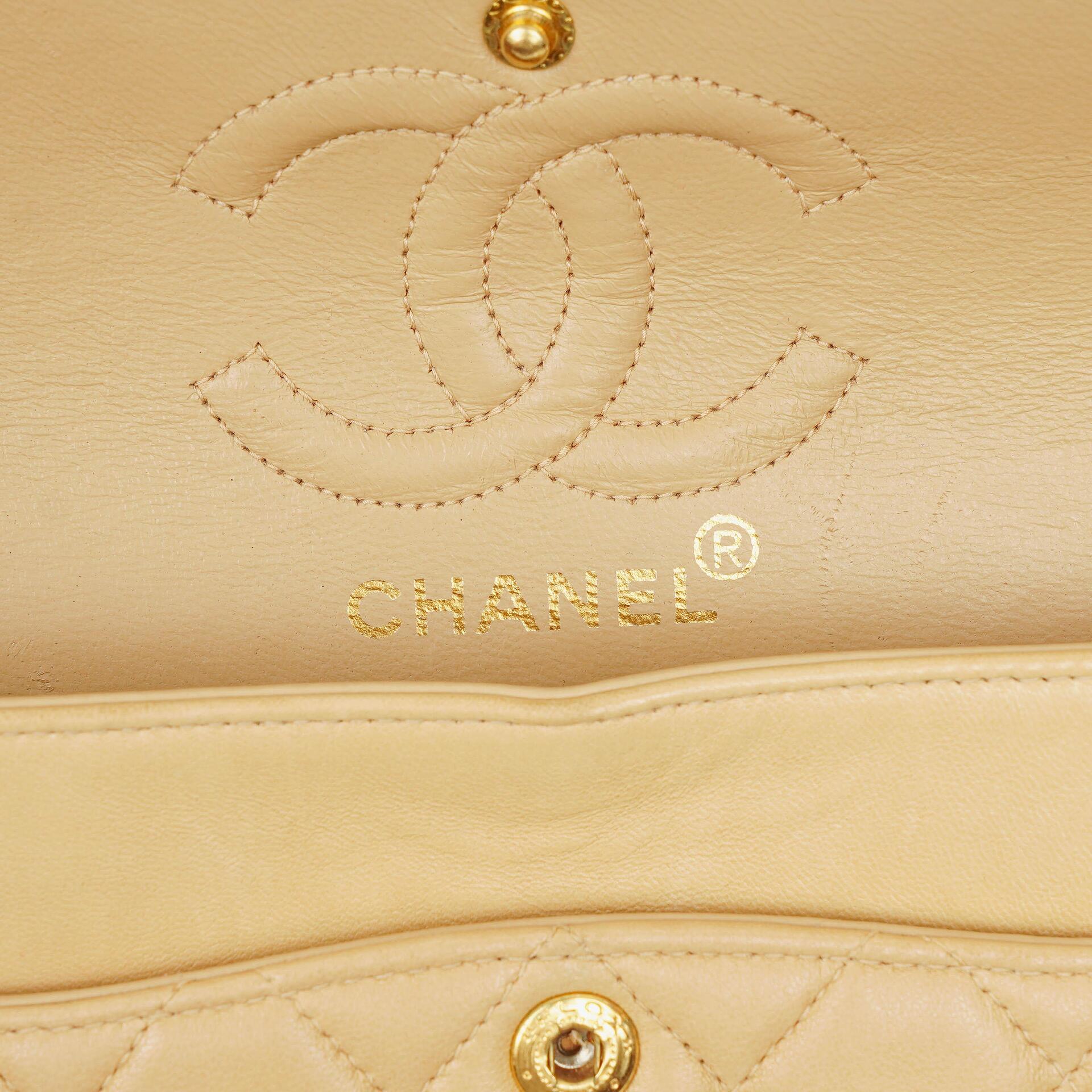 Chanel Timeless Classic Small Double Flap Tasche aus beigem gestepptem Lammleder mit 24K vergoldeten Beschlägen