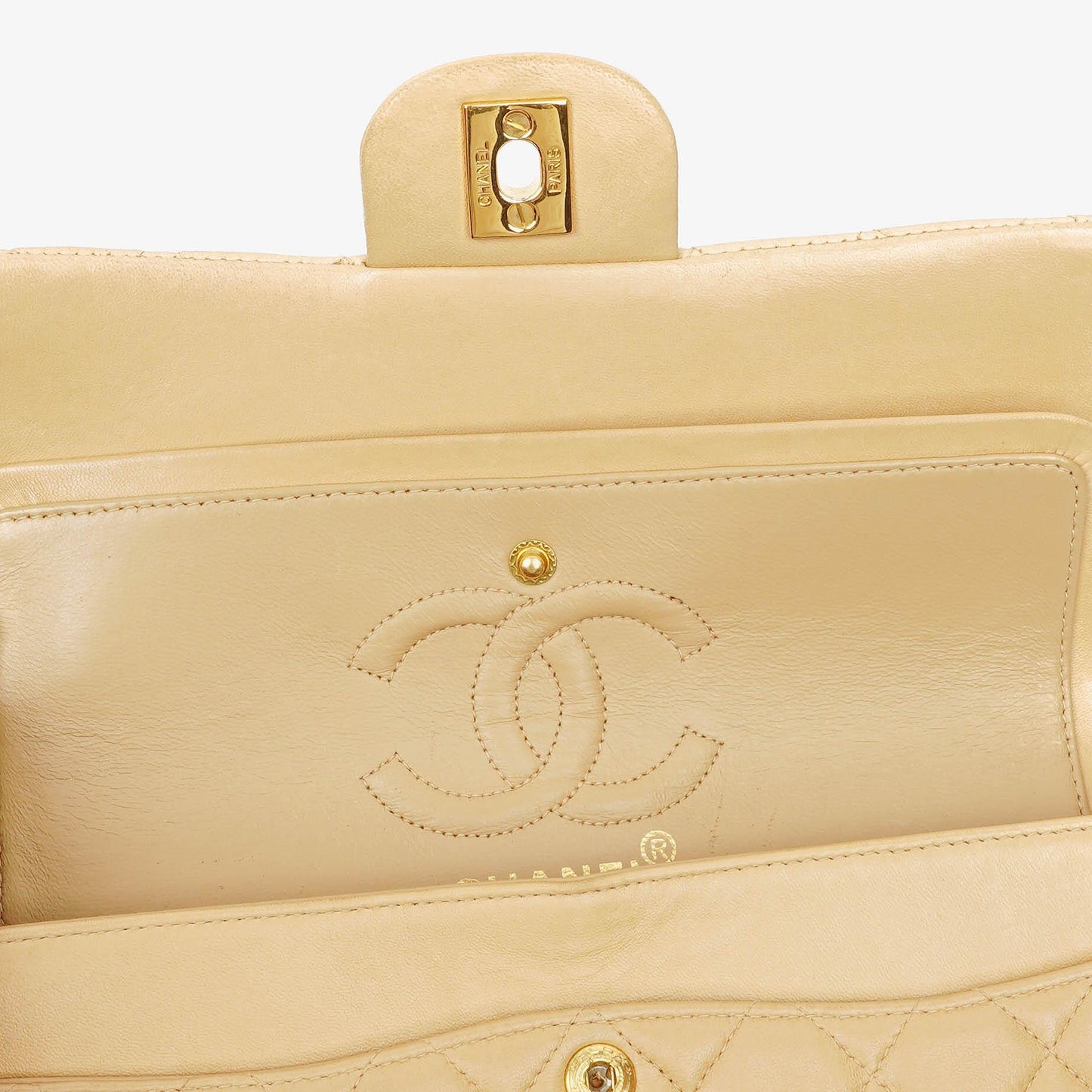 Chanel Timeless Classic Small Double Flap Tasche aus beigem gestepptem Lammleder mit 24K vergoldeten Beschlägen