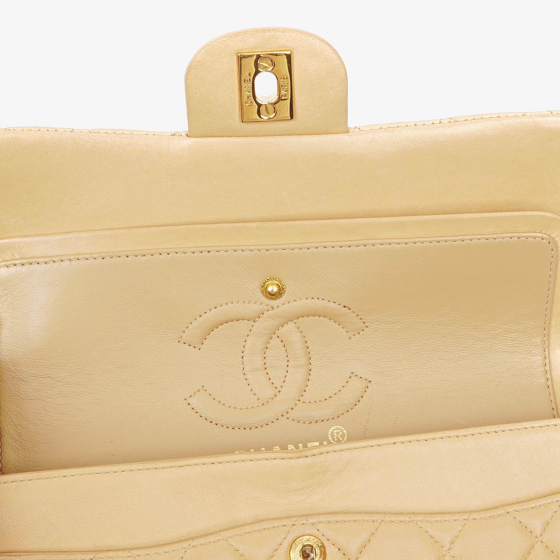 Chanel Timeless Classic Small Double Flap Tasche aus beigem gestepptem Lammleder mit 24K vergoldeten Beschlägen