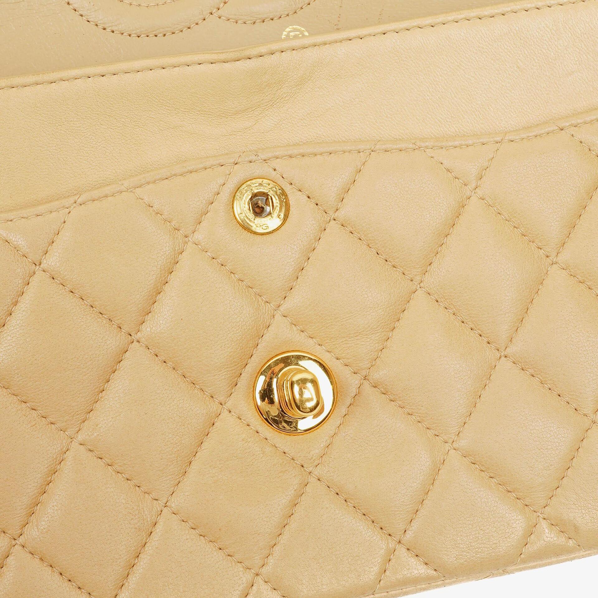 Chanel Timeless Classic Small Double Flap Tasche aus beigem gestepptem Lammleder mit 24K vergoldeten Beschlägen