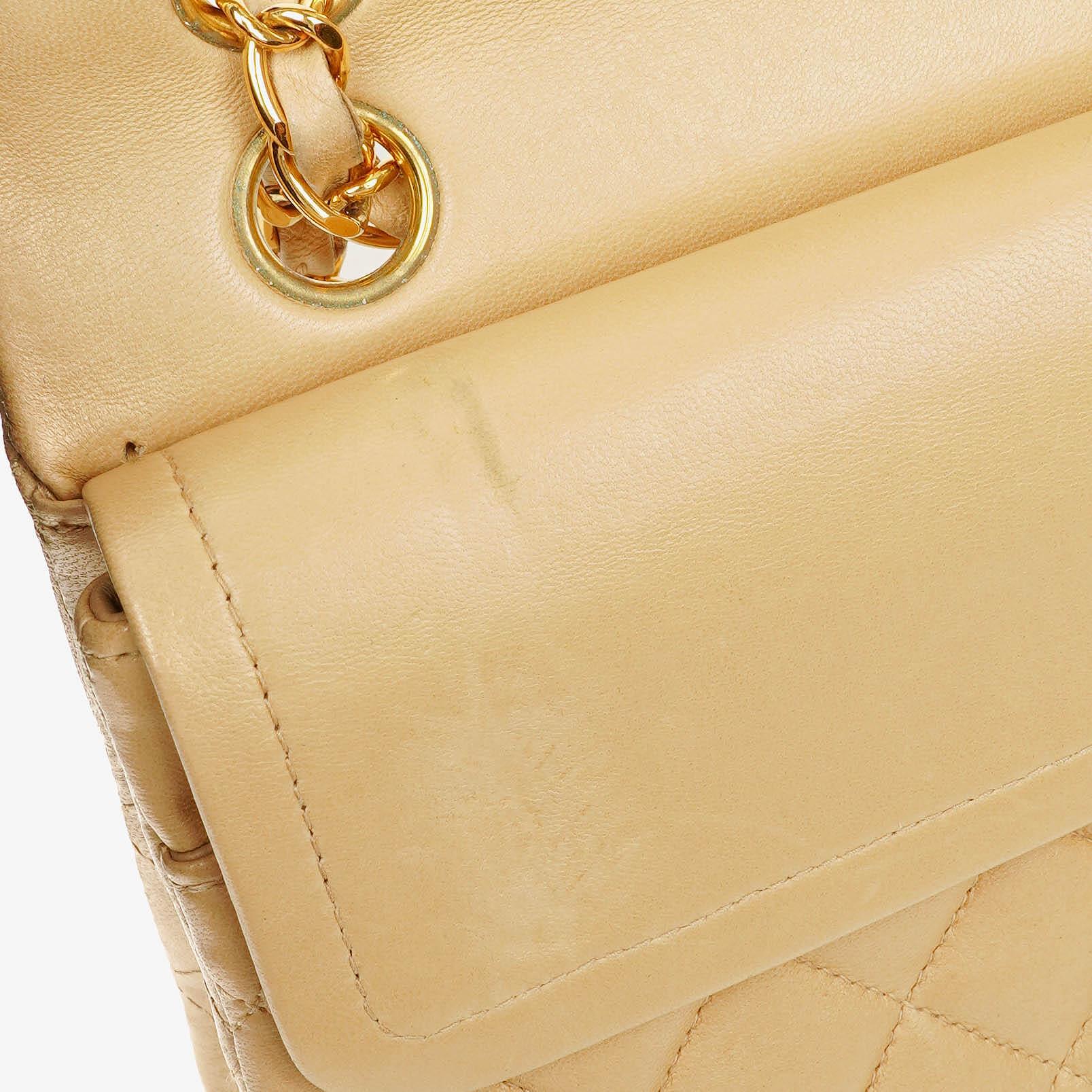 Chanel Timeless Classic Small Double Flap Tasche aus beigem gestepptem Lammleder mit 24K vergoldeten Beschlägen