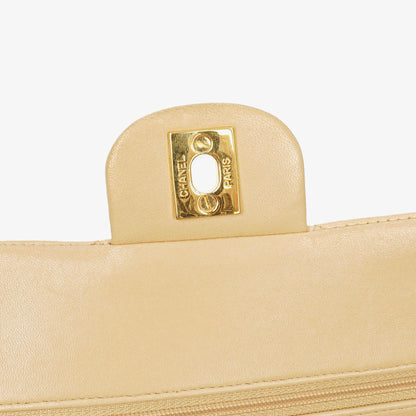 Chanel Timeless Classic Small Double Flap Tasche aus beigem gestepptem Lammleder mit 24K vergoldeten Beschlägen