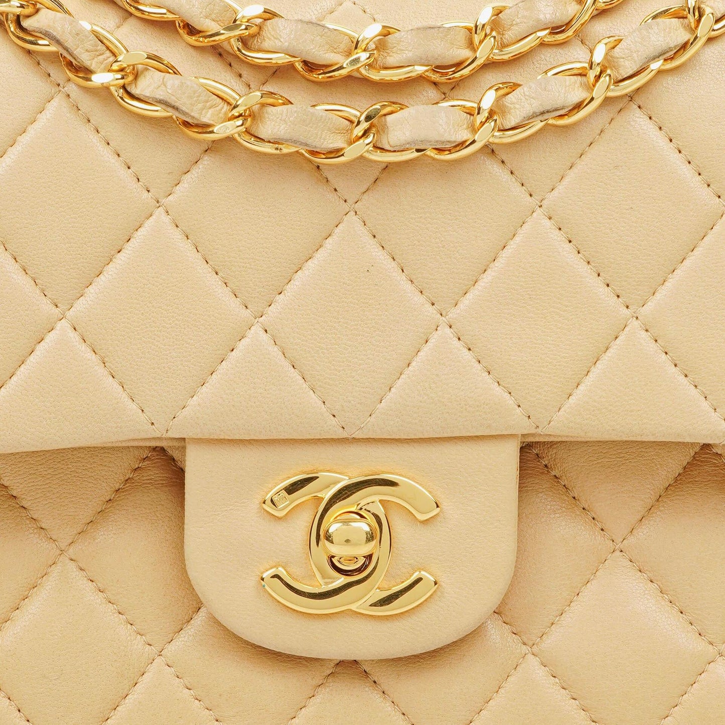 Chanel Timeless Classic Small Double Flap Tasche aus beigem gestepptem Lammleder mit 24K vergoldeten Beschlägen