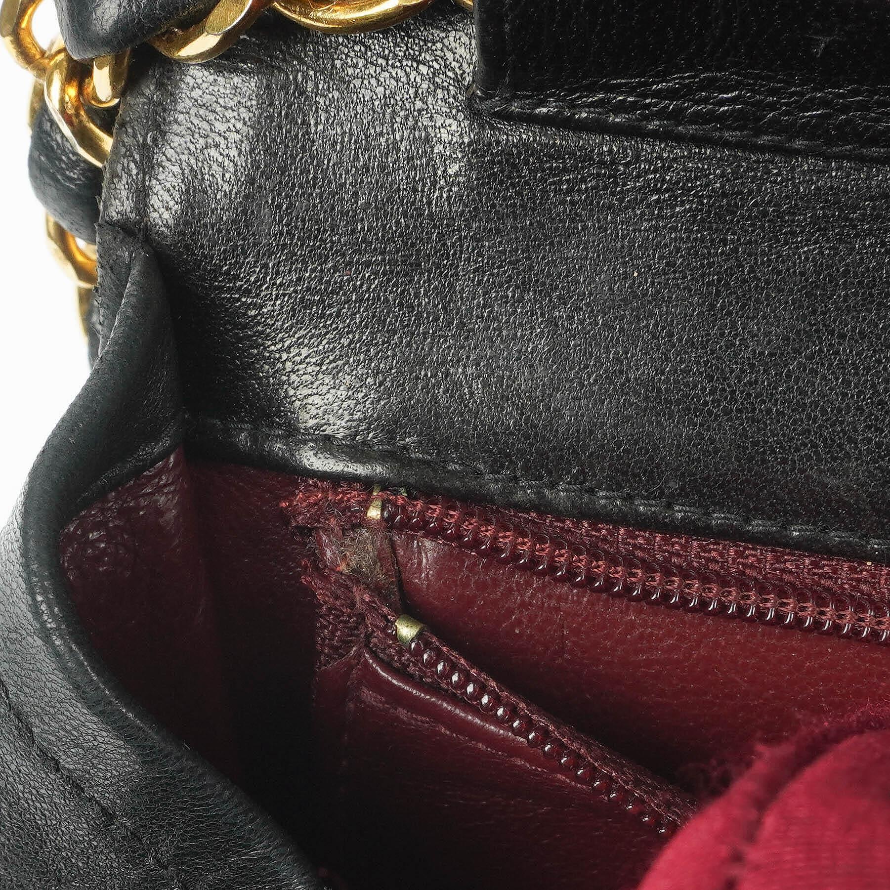 Chanel Zeitlose Klassische Kleine Flap Tasche in Schwarz Gepolstertes Lammleder und 24K Vergoldete Beschläge