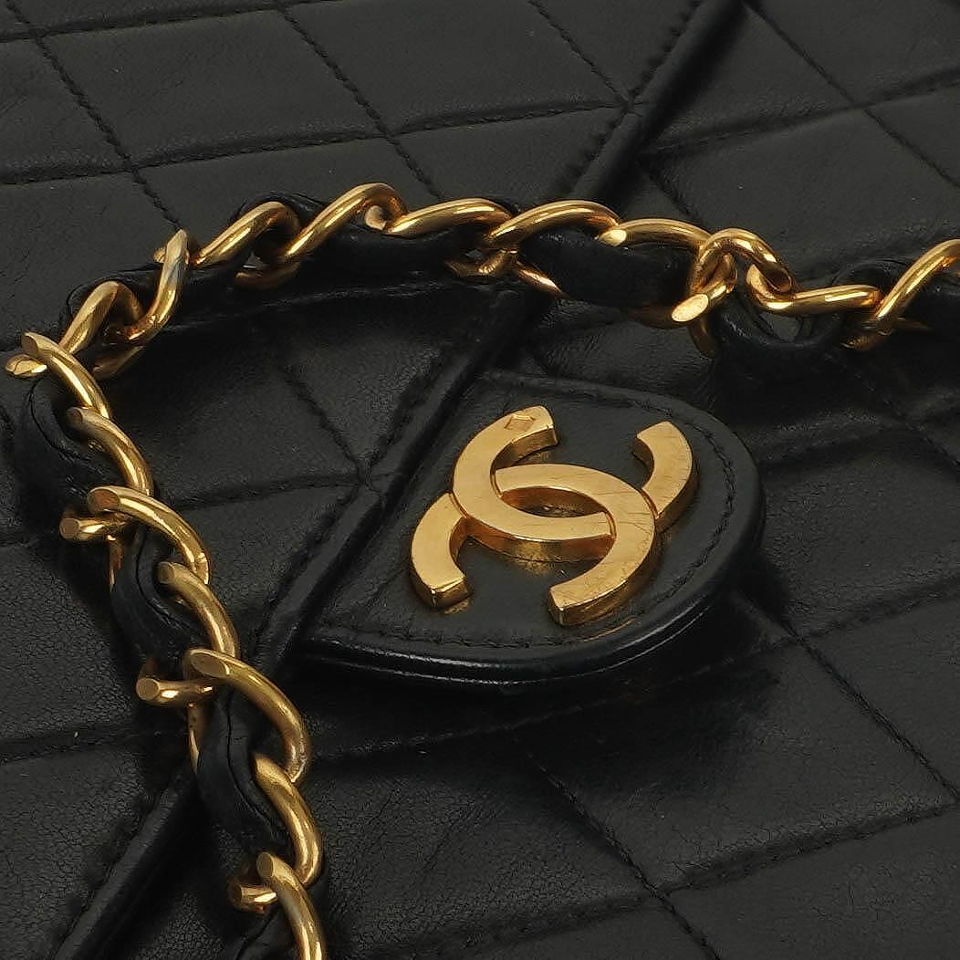 Chanel Zeitlose Klassische Kleine Flap Tasche in Schwarz Gepolstertes Lammleder und 24K Vergoldete Beschläge