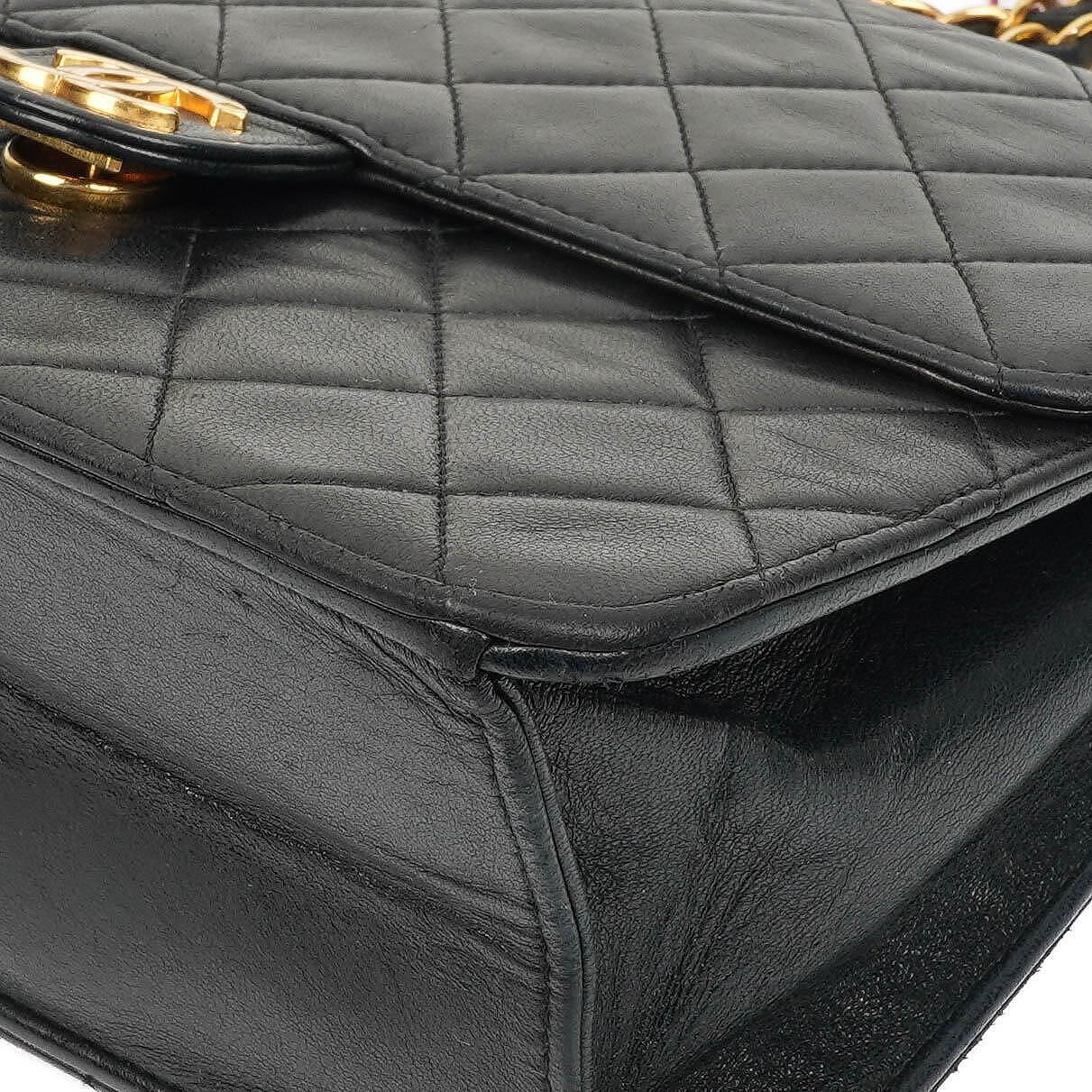 Chanel Zeitlose Klassische Kleine Flap Tasche in Schwarz Gepolstertes Lammleder und 24K Vergoldete Beschläge
