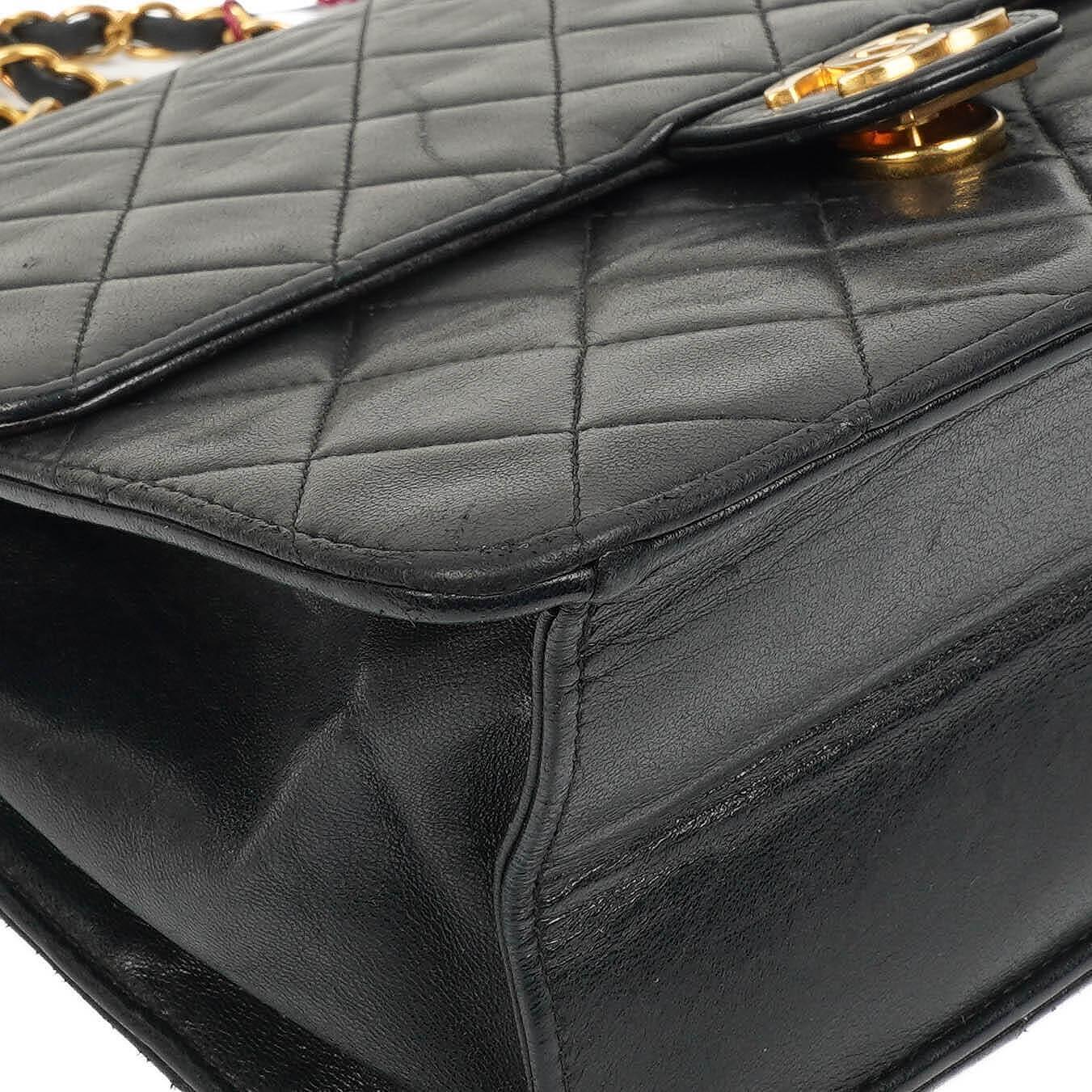 Chanel Zeitlose Klassische Kleine Flap Tasche in Schwarz Gepolstertes Lammleder und 24K Vergoldete Beschläge