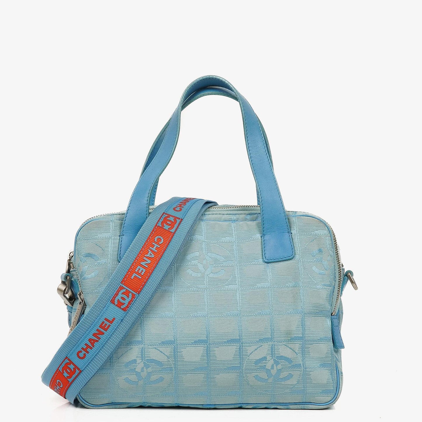 Chanel Travel Line Tasche aus hellblauem Nylon mit CC-Logo