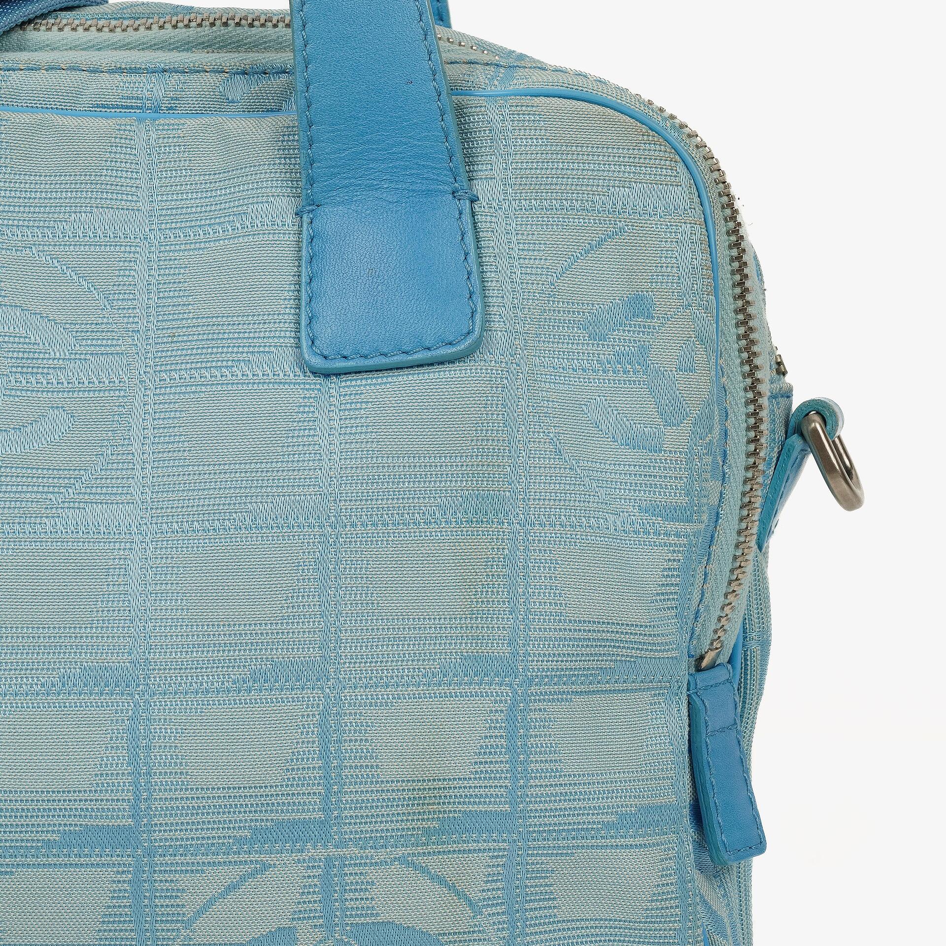 Chanel Travel Line Tasche aus hellblauem Nylon mit CC-Logo