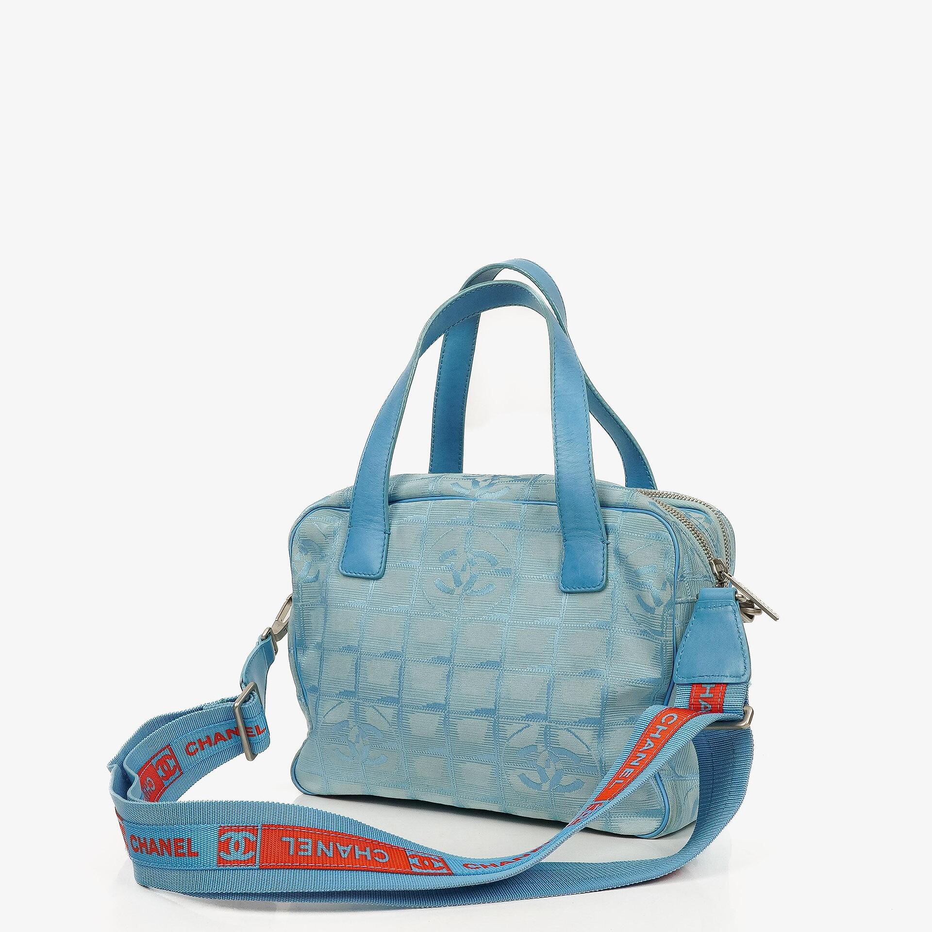 Chanel Travel Line Tasche aus hellblauem Nylon mit CC-Logo