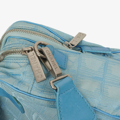 Chanel Travel Line Tasche aus hellblauem Nylon mit CC-Logo